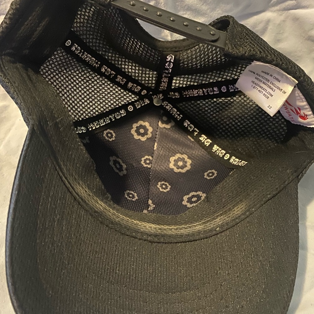 Black trucker cap with sugar skull